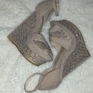 Nude & rhinestones wedges